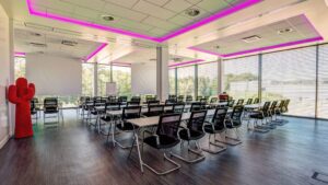 Konferenzraum mit Leinwand und Bestuhlung