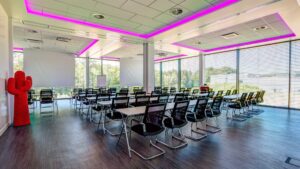 Moderner Konferenzraum mit pinker Beleuchtung