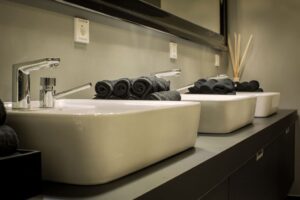 Waschbecken in einer Gastronomietoilette
