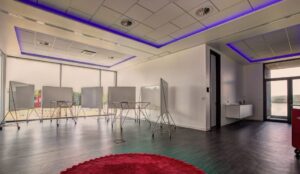 Meetingraum in dem Mehrere Flipcharts stehen