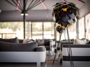 Design-Lounge mit stilvoller Beleuchtung