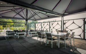 Überdachte Terrasse mit Stühlen