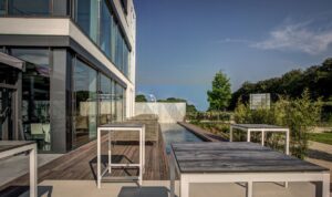Terrasse mit Wasserfläche im Außenbereich