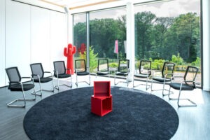 Offener Workshopraum mit kreativer Gestaltung