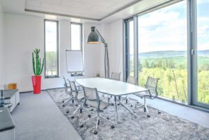 Moderner Besprechungsraum mit Panoramafenstern