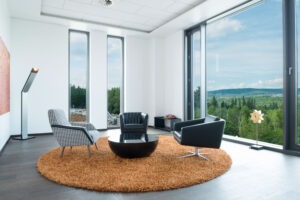 Helle Lounge mit Panoramablick