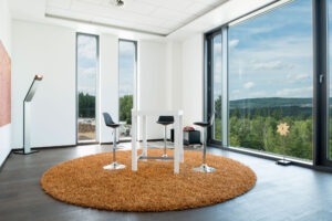 Stehtisch-Bereich mit Panoramafenstern