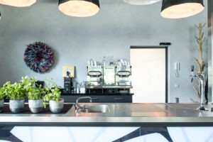 Moderne Bar mit frischen Kräutern
