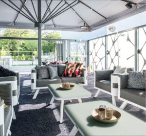 Moderne Outdoor-Lounge mit Überdachung