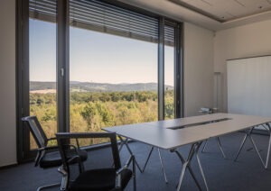 Besprechungsraum mit Aussicht ins Grüne