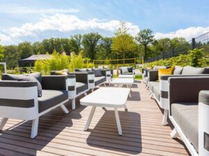 Lounge-Bereich mit modernen Sitzmöbeln