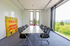 Kreativer Konferenzraum mit Kunstakzenten