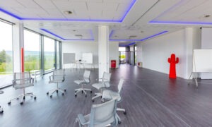 Flexibler Seminarraum mit moderner Beleuchtung