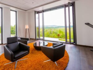 Offene Besprechungsecke mit Naturblick