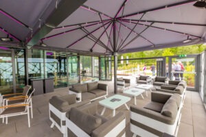 Überdachte Terrasse mit stilvollen Loungemöbeln