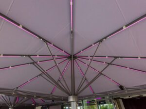 Detailansicht eines beleuchteten Sonnenschirms