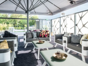 Helle Lounge mit stilvollen Sitzmöbeln