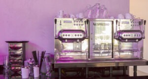 Hochwertige Espressomaschine mit violetter Beleuchtung