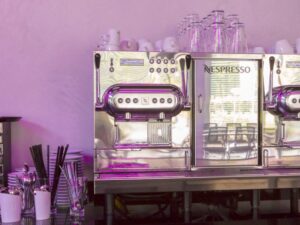 Hochwertige Kaffeemaschine im Barbereich