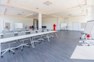 Heller Workshopraum mit individueller Gestaltung
