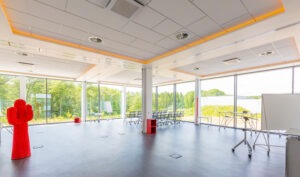 Heller Seminarraum mit Panoramafenstern
