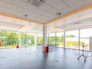 Heller Seminarraum mit Panoramafenstern