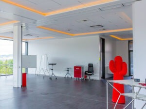 Flexibler Workshopraum mit farbigen Akzenten