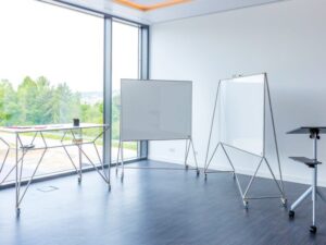 Seminarraum mit Whiteboards und Panoramafenstern