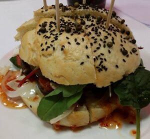 Burger mit Sesam-Pfeffer-Brötchen