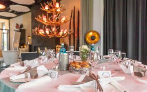 Exklusive Dinner-Tafel mit goldenen Akzenten