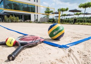 Beachvolleyballfeld mit Sportequipment