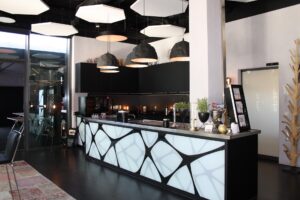 Moderne Design-Bar mit stilvoller Beleuchtung