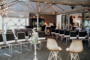 Eleganter Veranstaltungsbereich mit Reihenbestuhlung