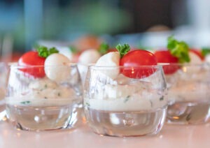 Mozzarella-Caprese-Vorspeise im Glas