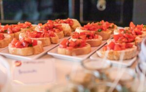 Bruschetta mit frischen Tomaten und Basilikum