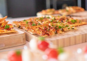 Frisch gebackene Flammkuchen auf Holzbrettern