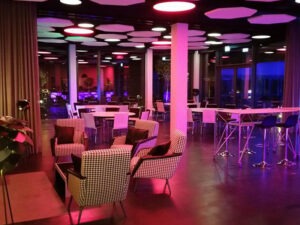 Eventlocation mit farbiger Lichtstimmung