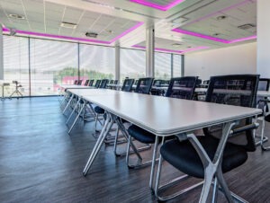 Moderner Konferenzraum mit pinker Beleuchtung