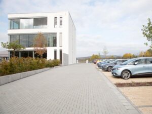 Moderner Bürokomplex mit Parkplatz