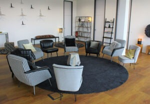 Lounge-Bereich mit gemütlicher Sitzgruppe