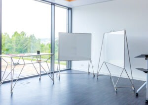 Flexibler Präsentationsbereich mit Whiteboards