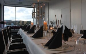 Festlich gedeckte Tafel mit Kerzenschein