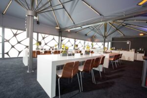 Eleganter Eventbereich mit langen Tischen
