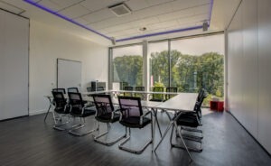Konferenzraum mit rechteckiger Tischanordnung