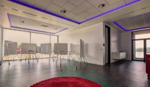 Kreativer Meetingraum mit Whiteboards