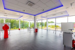 Moderner Workshopraum mit blauer Beleuchtung