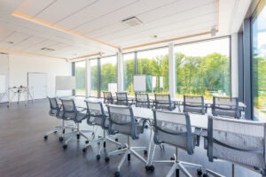 Konferenzraum mit Reihenbestuhlung