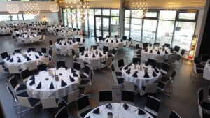Festlich gedeckter Bankettsaal