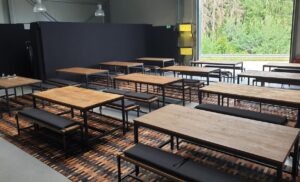 Moderner Industriebereich mit Sitzgruppen
