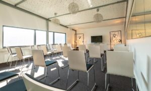 Heller Seminarraum mit moderner Bestuhlung
